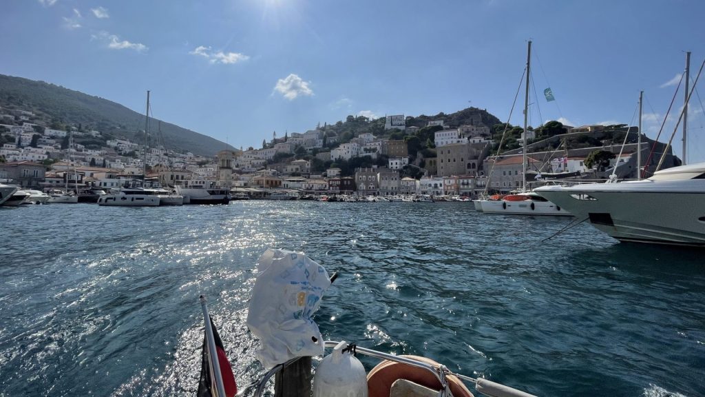 Poros im Kielwasser einer Segelyacht